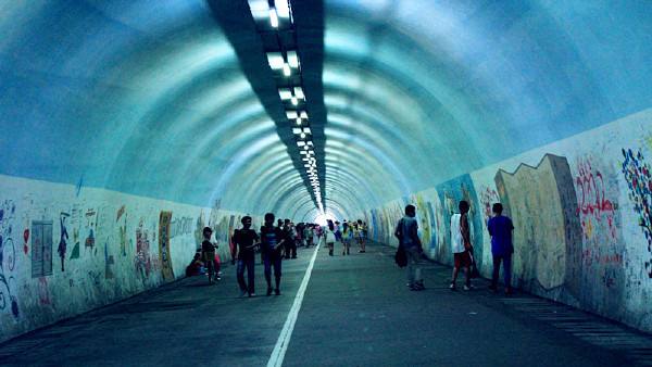 時(shí)光隧道 時(shí)光隧道